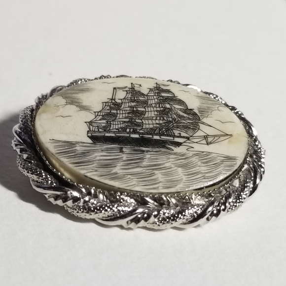 Relisted -Vintage ship brooch scrimshaw style silver tone boat nautical pin - Picture 4 of 11